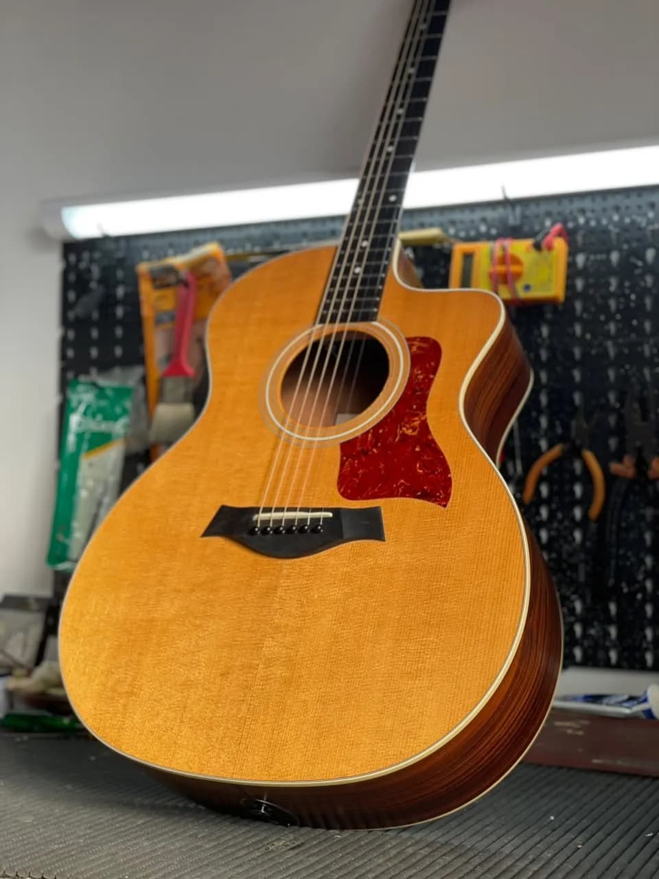 Violão de aço com tampo natural, cutaway e escudo tortoise finalizado na bancada