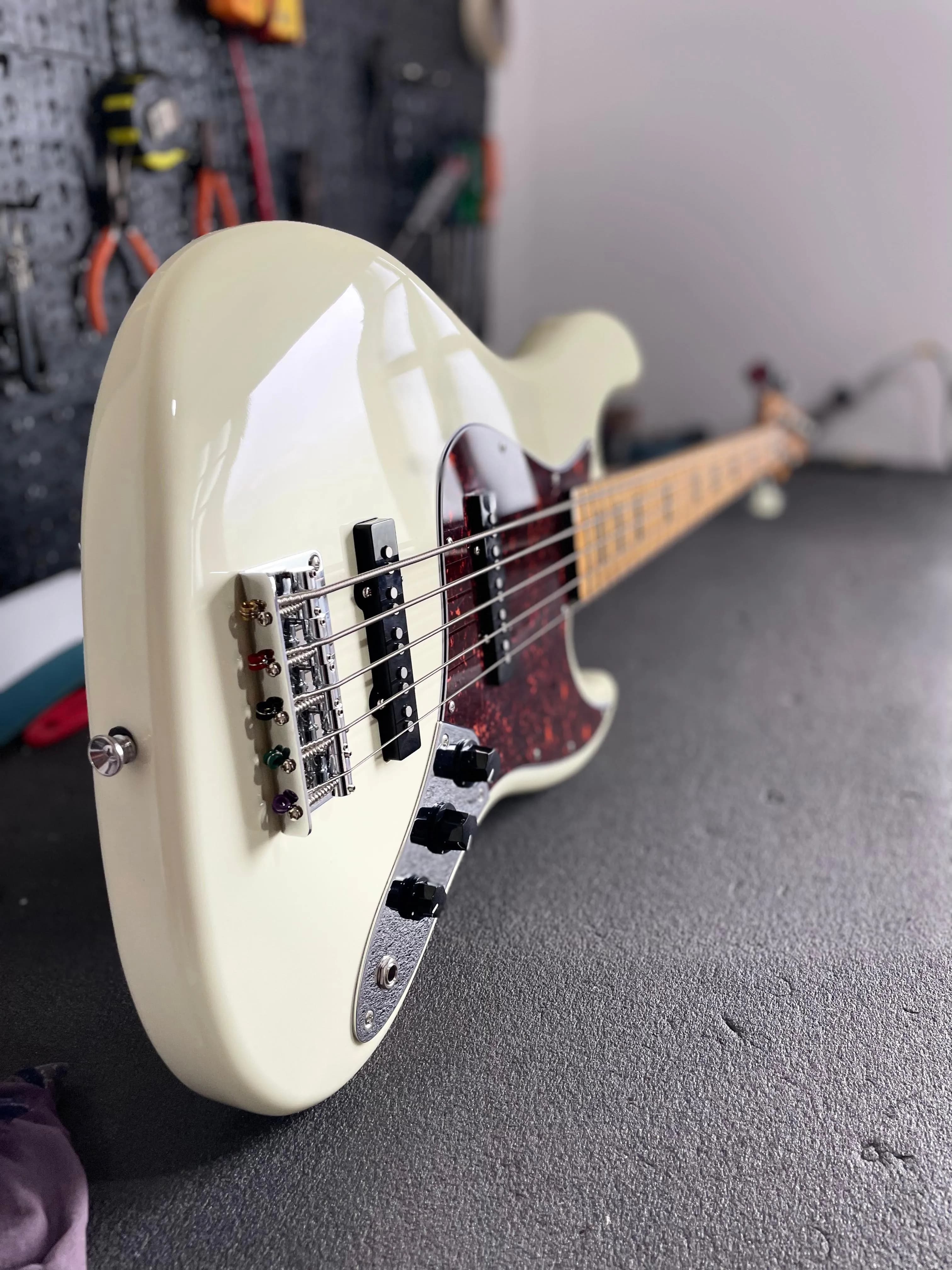 Guitarra elétrica na oficina de luthieria Alves