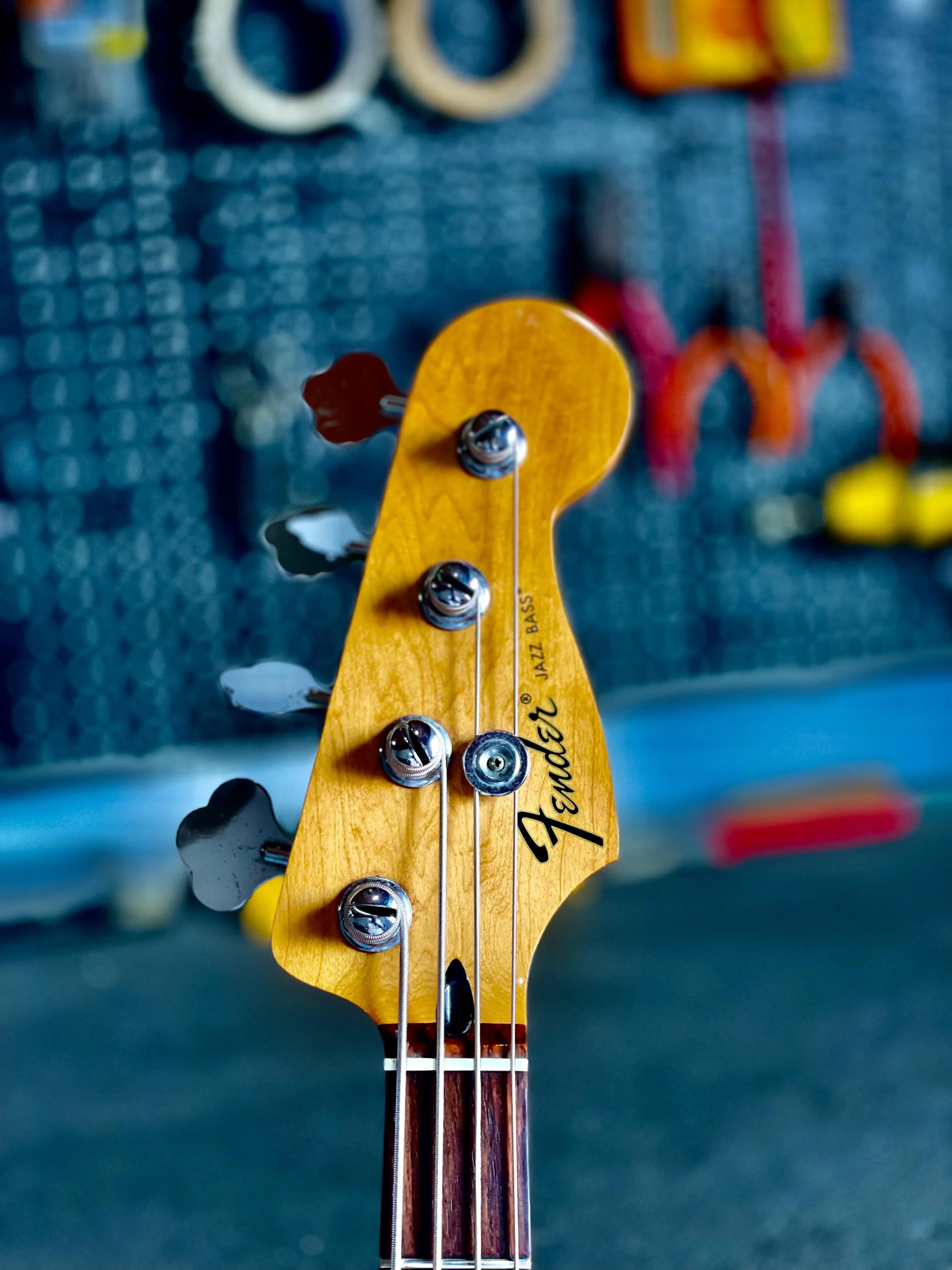 Guitarra Ibanez Premium sendo regulada na oficina