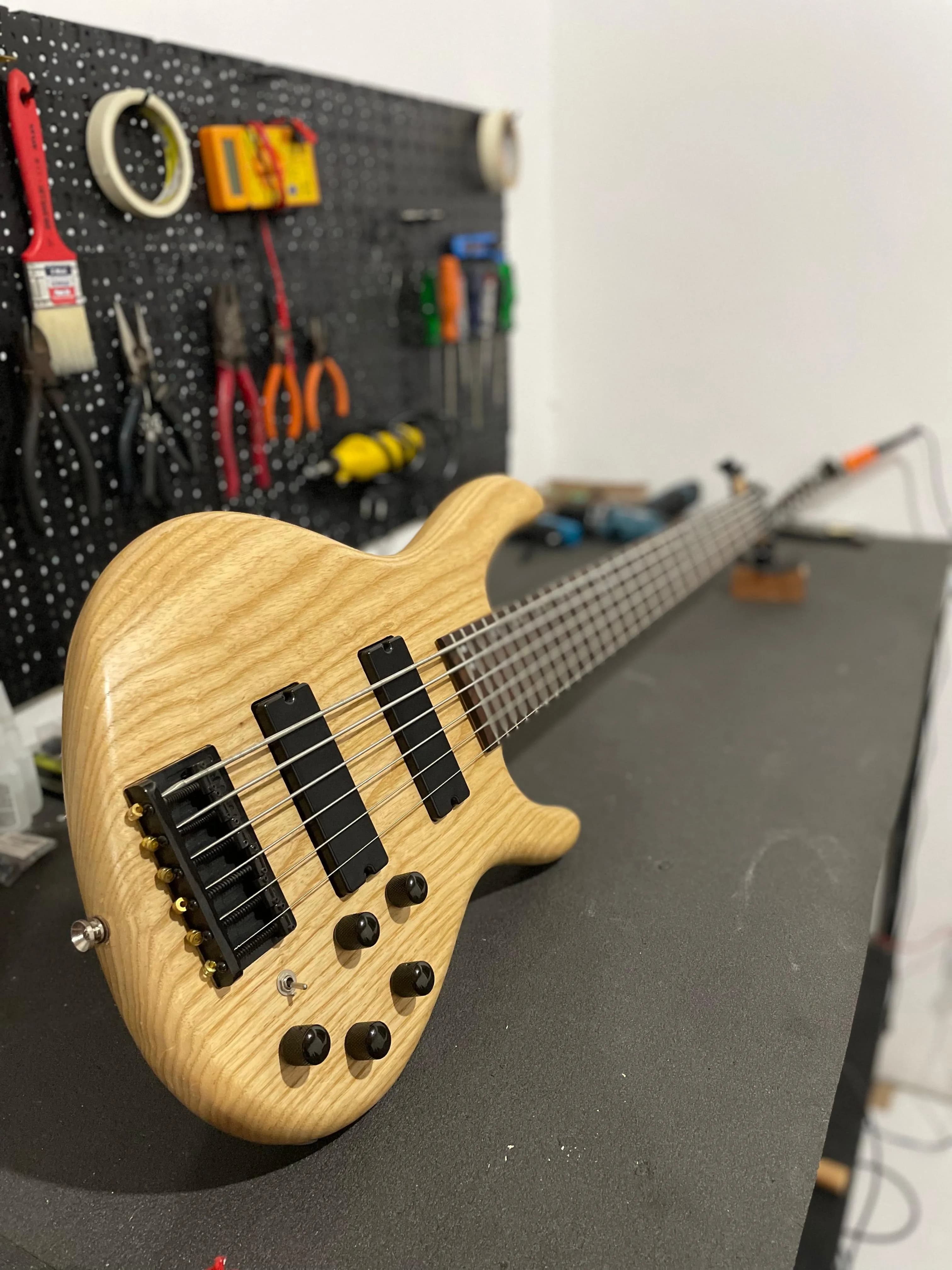 Detalhe do headstock de guitarra durante manutenção