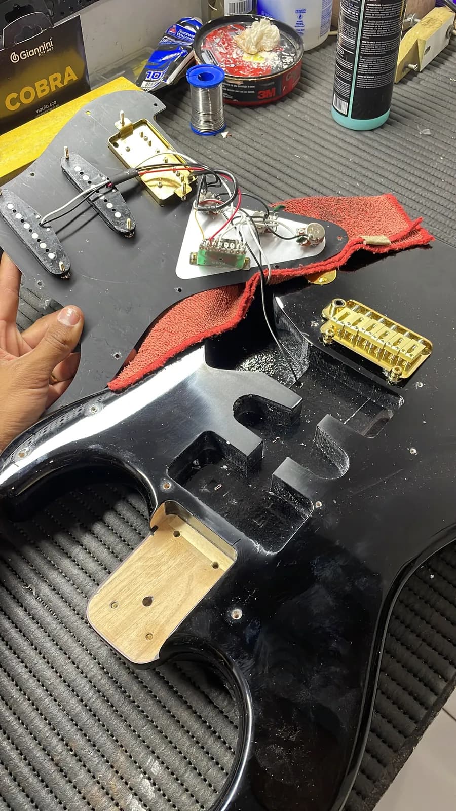 Guitarra Giannini com escudo removido e fiação exposta durante manutenção elétrica