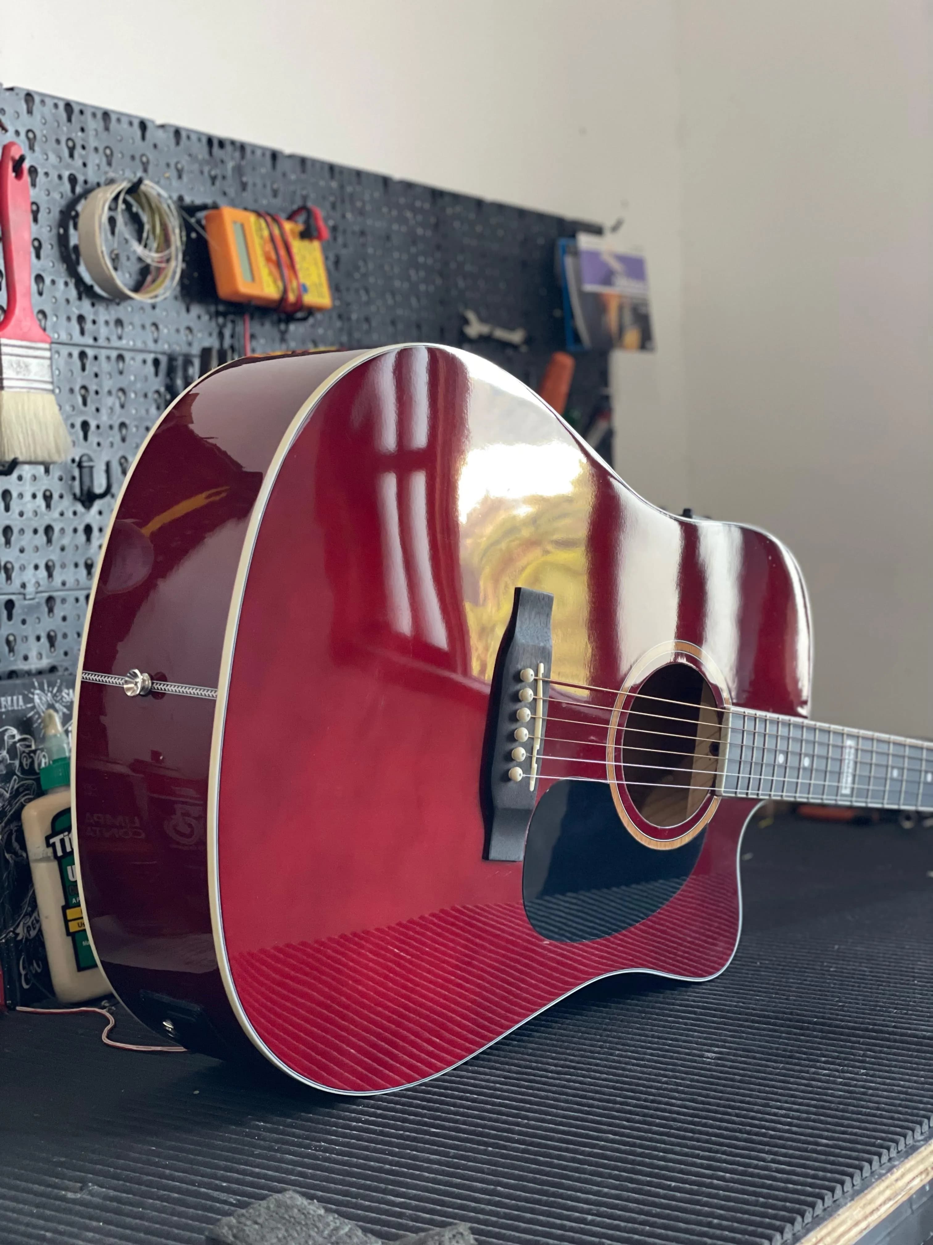 Escala de guitarra em detalhe durante troca de trastes