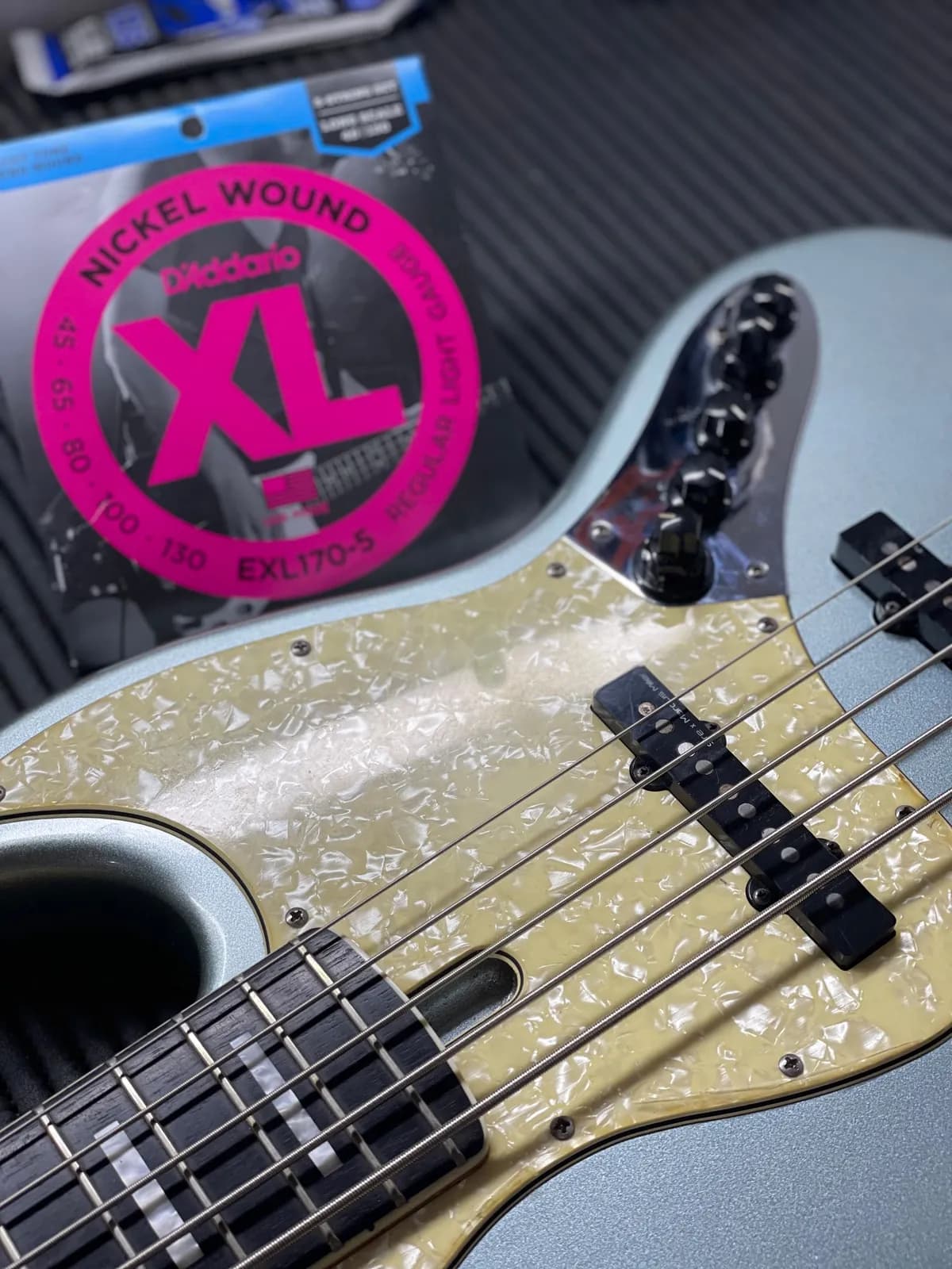 Troca de cordas D'Addario XL em contrabaixo jazz bass de cinco cordas azul gelo