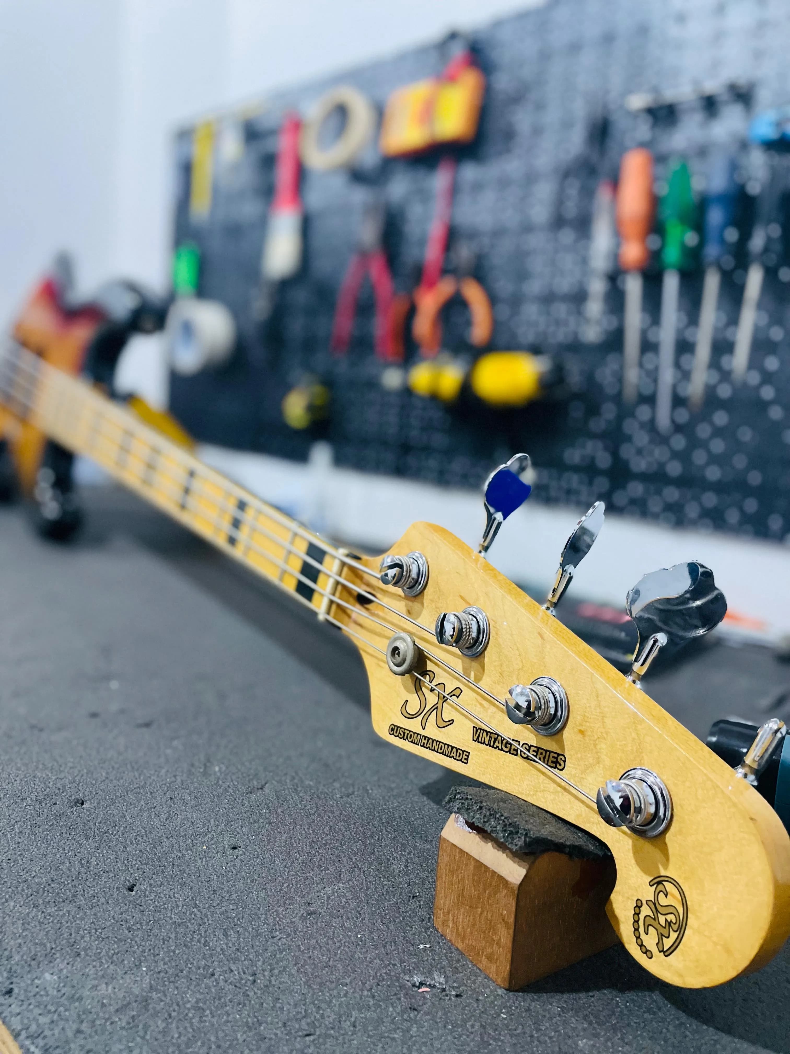 Baixo Fender Jazz Bass 5 cordas na bancada