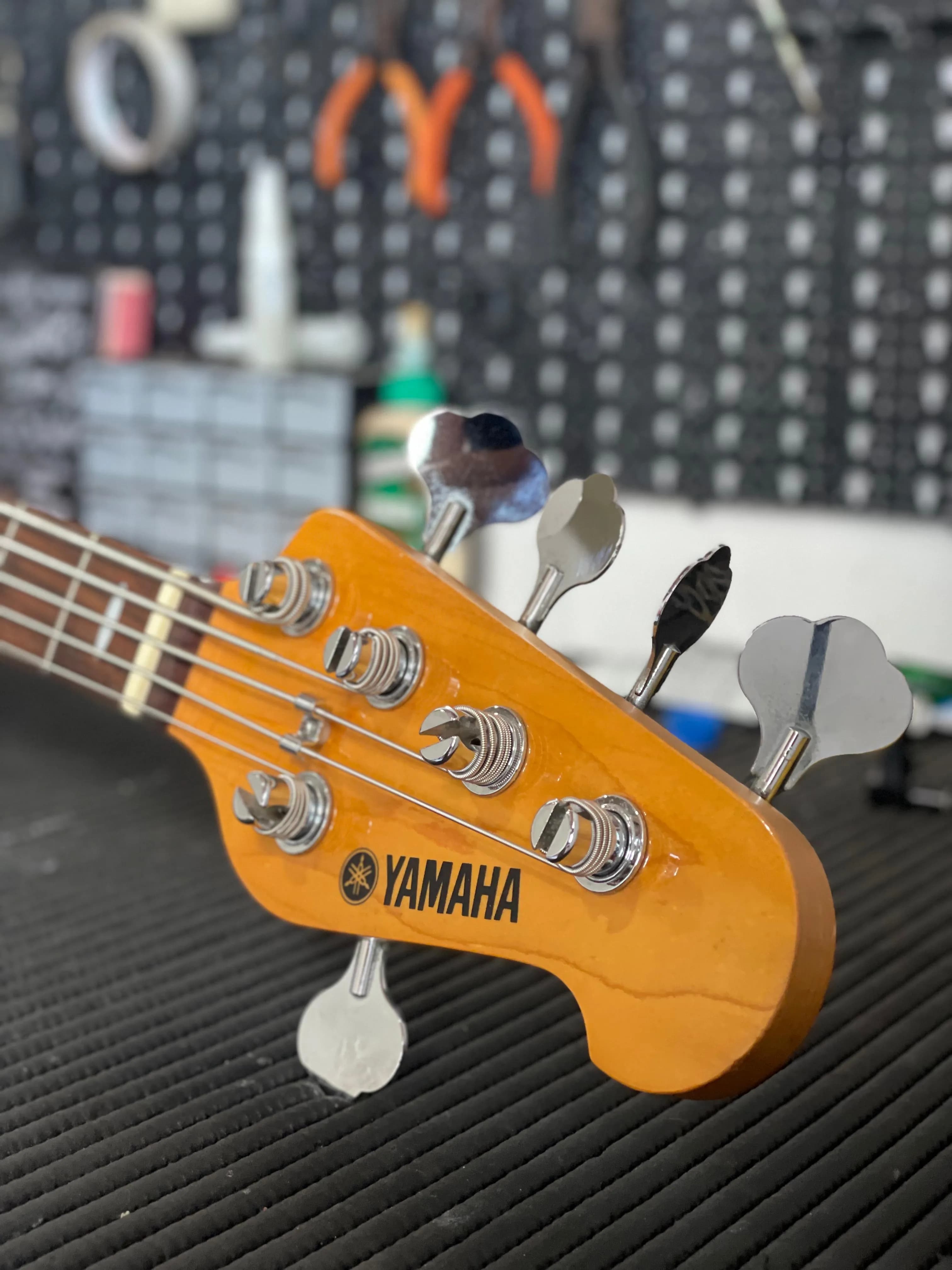 Baixo SX Jazz estilo natural wood na oficina