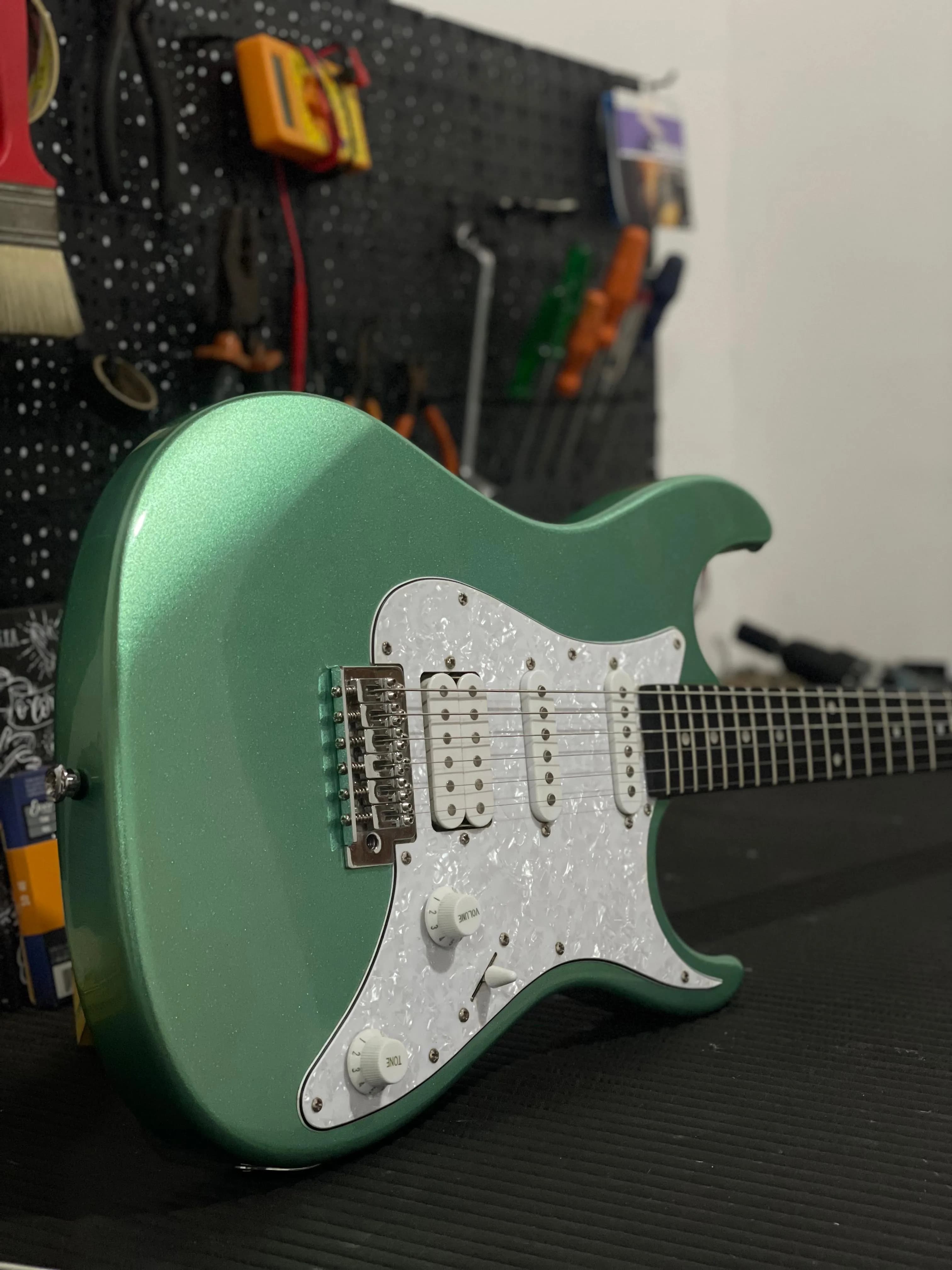 Guitarra sendo preparada para blindagem elétrica