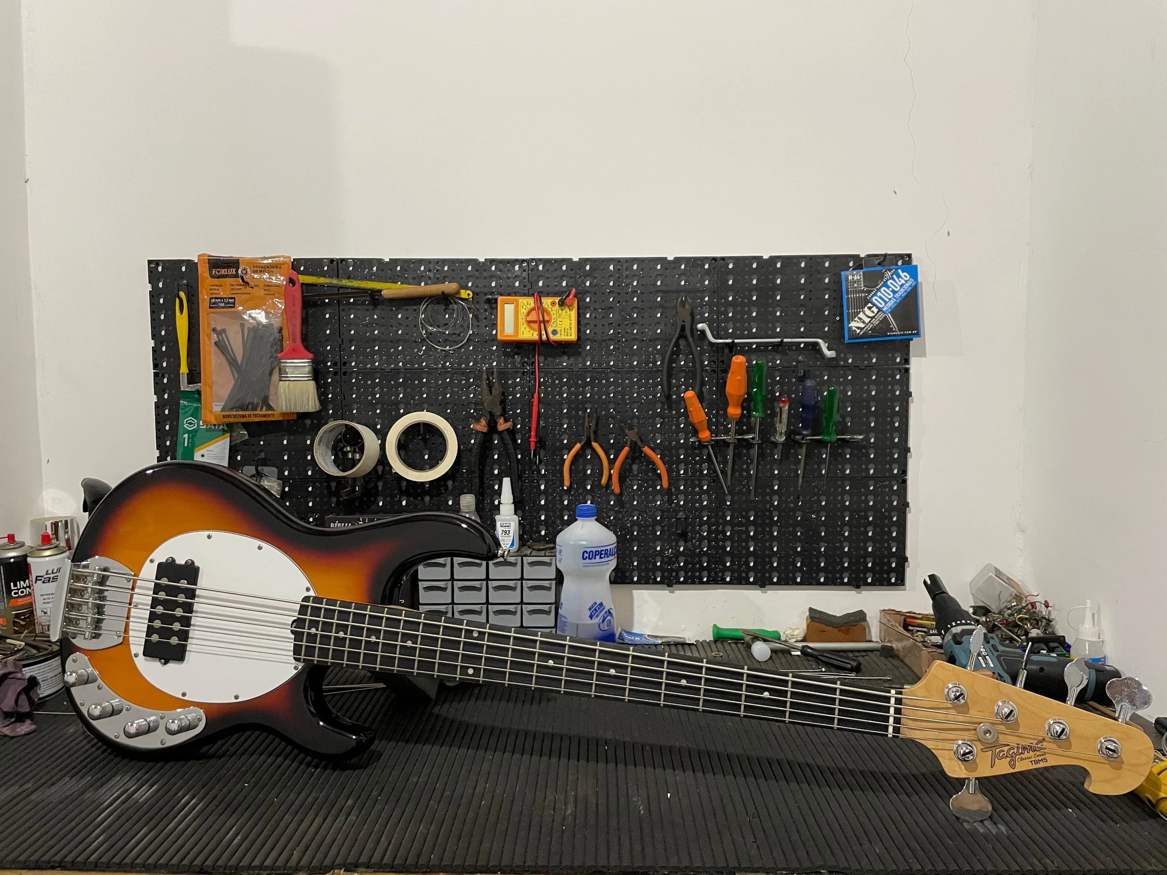 Violão acústico na bancada de luthieria para regulagem