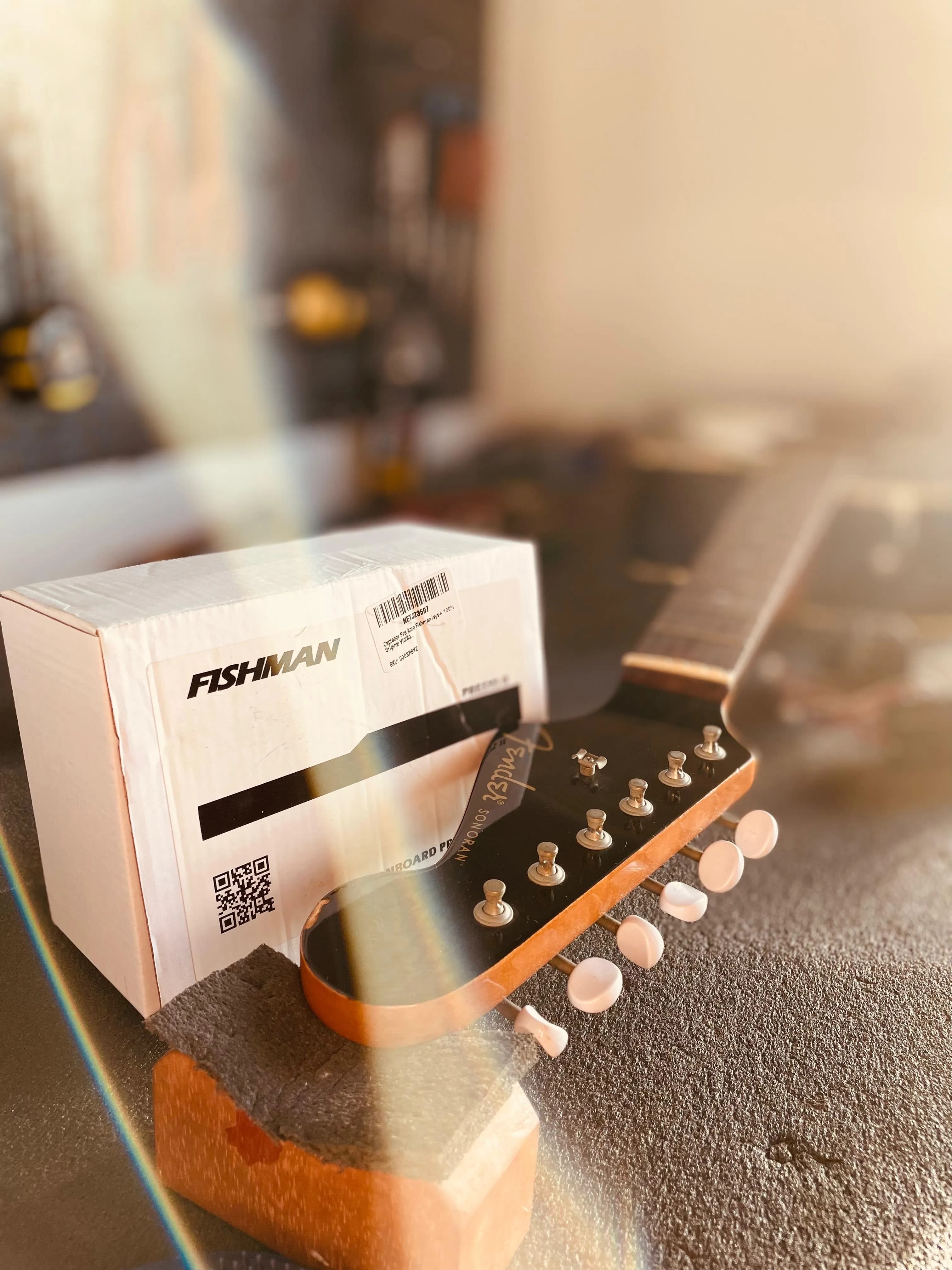 Violão acústico com cordas sendo trocadas