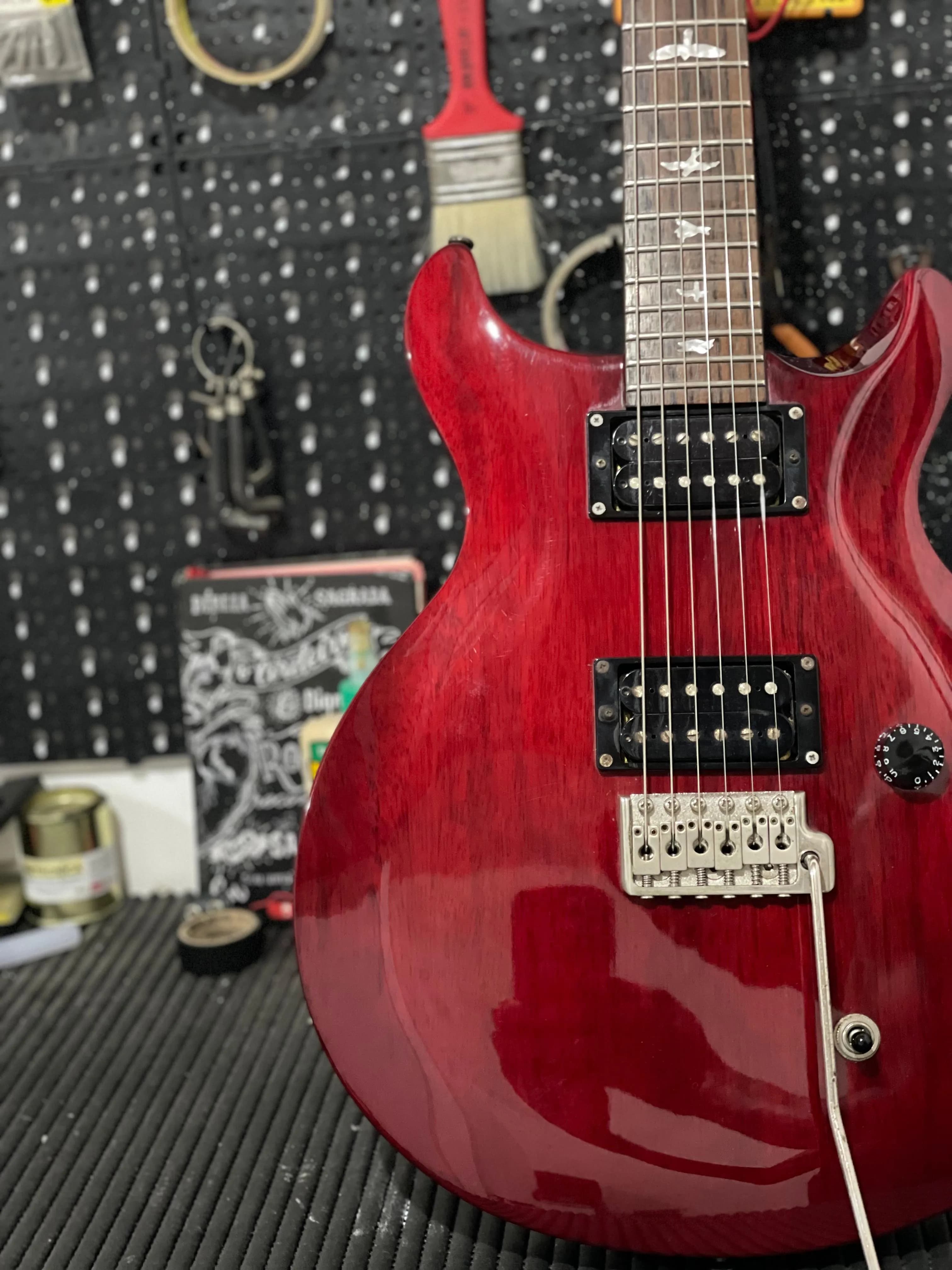 Bancada de trabalho do luthier com instrumentos