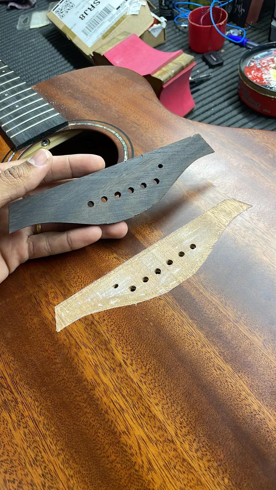 Cavalete antigo ao lado do cavalete novo fabricado para a colagem em violão em restauração
