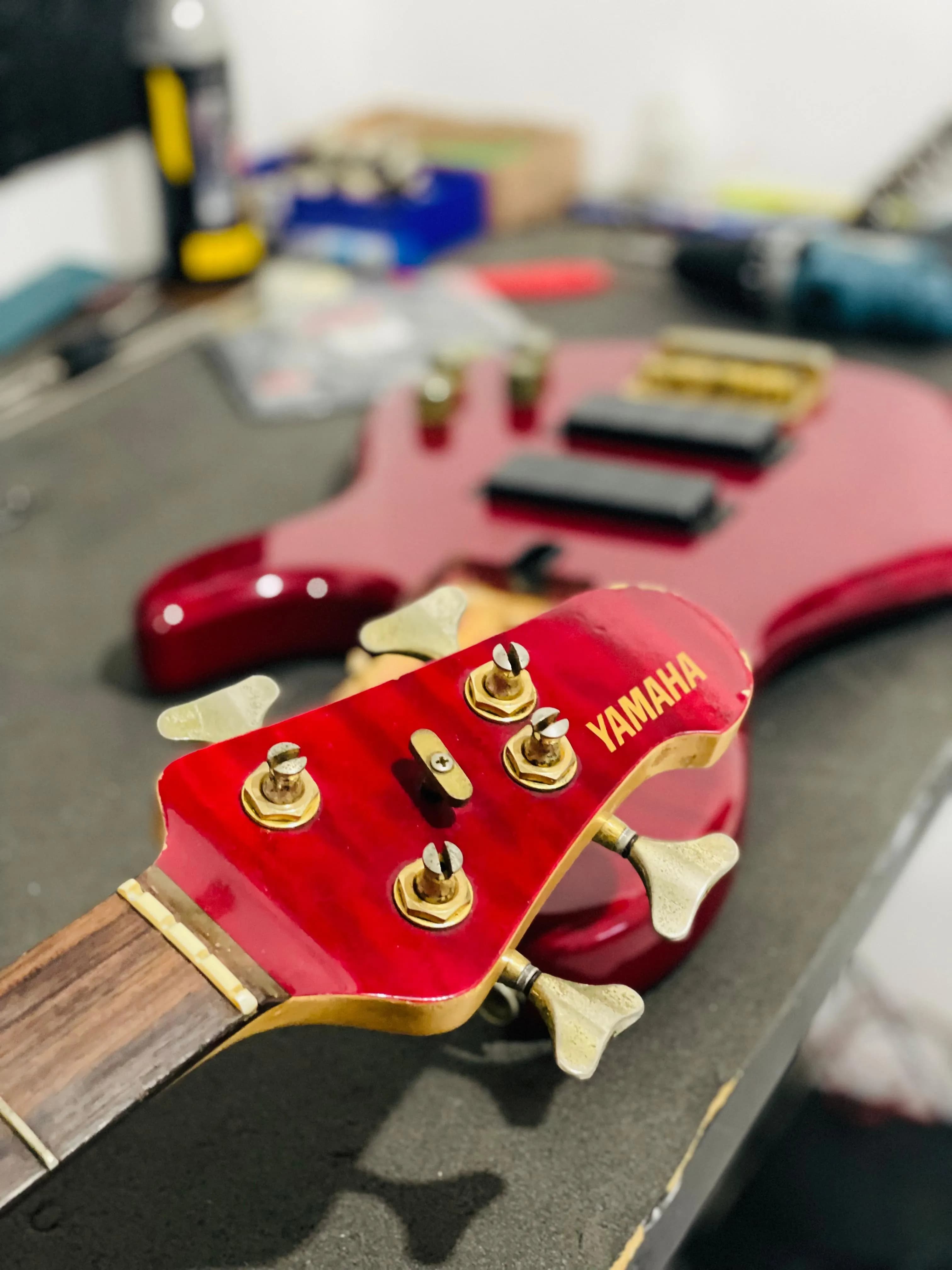 Detalhe de captadores de guitarra durante manutenção elétrica