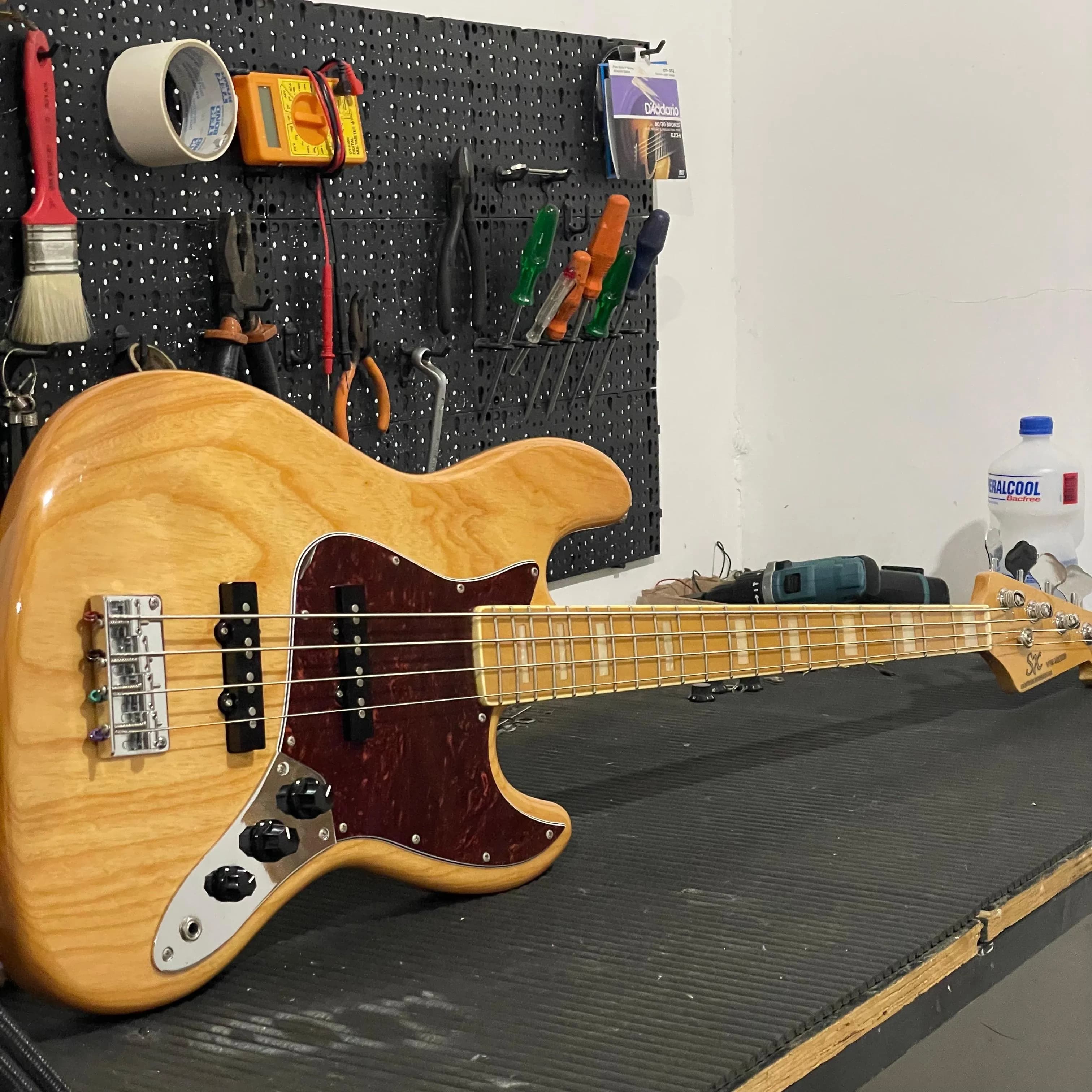 Guitarra hollowbody branca na bancada de luthieria