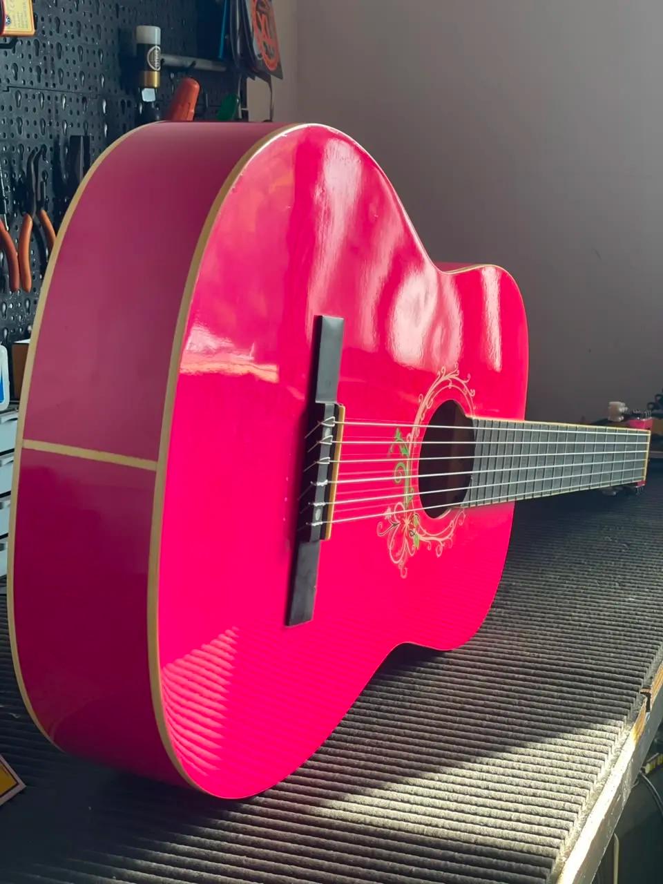 Violão clássico com pintura rosa vibrante e arabesco floral ao redor da boca, envernizado e finalizado