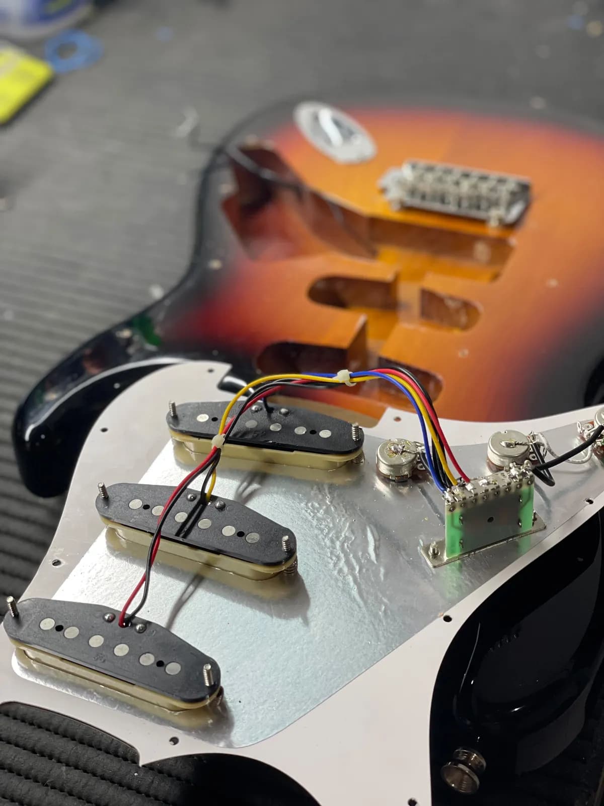 Escudo de stratocaster com captadores, chave seletora e fiação fora do corpo para reparo elétrico