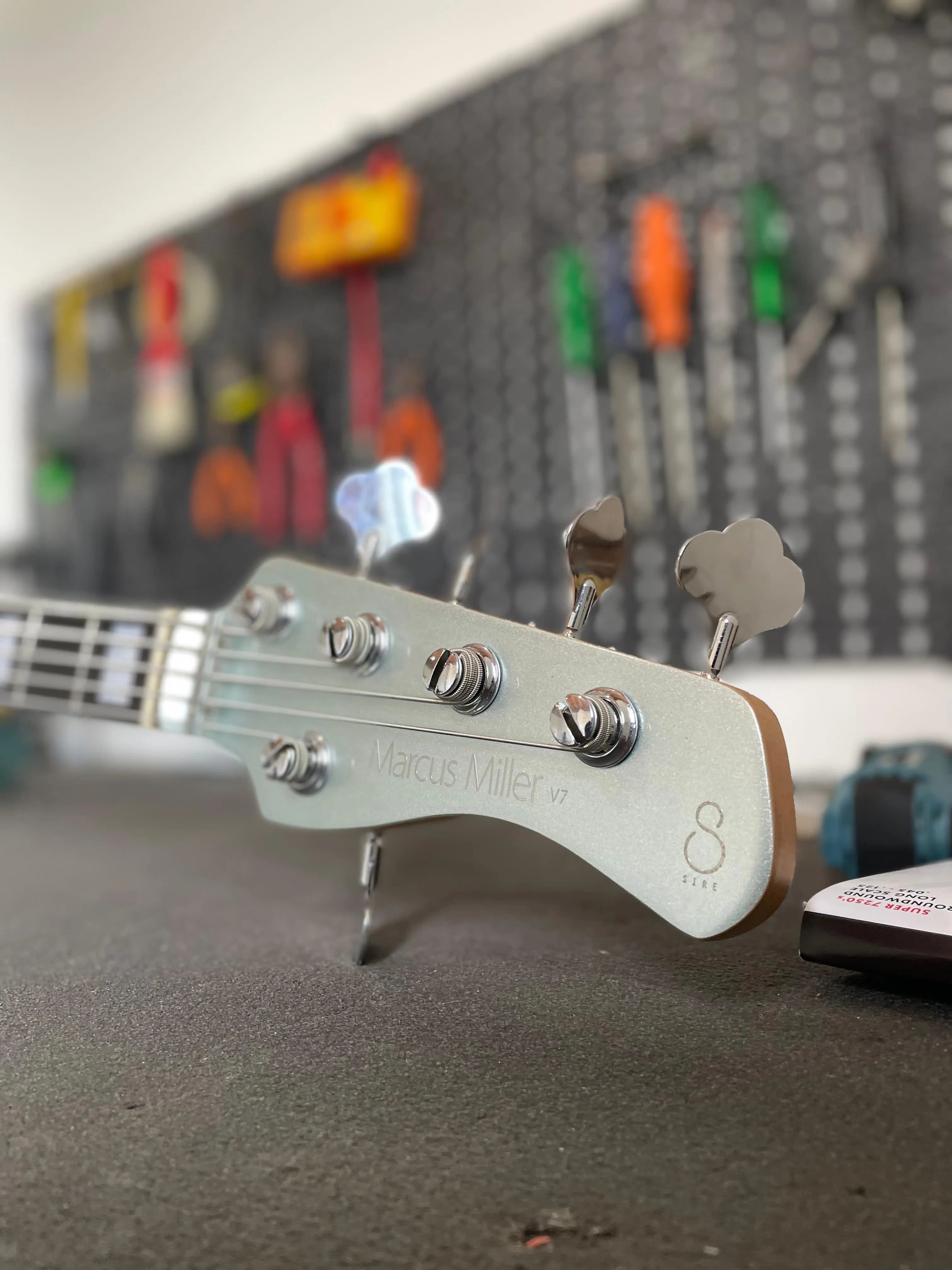 Violão clássico na bancada de regulagem completa