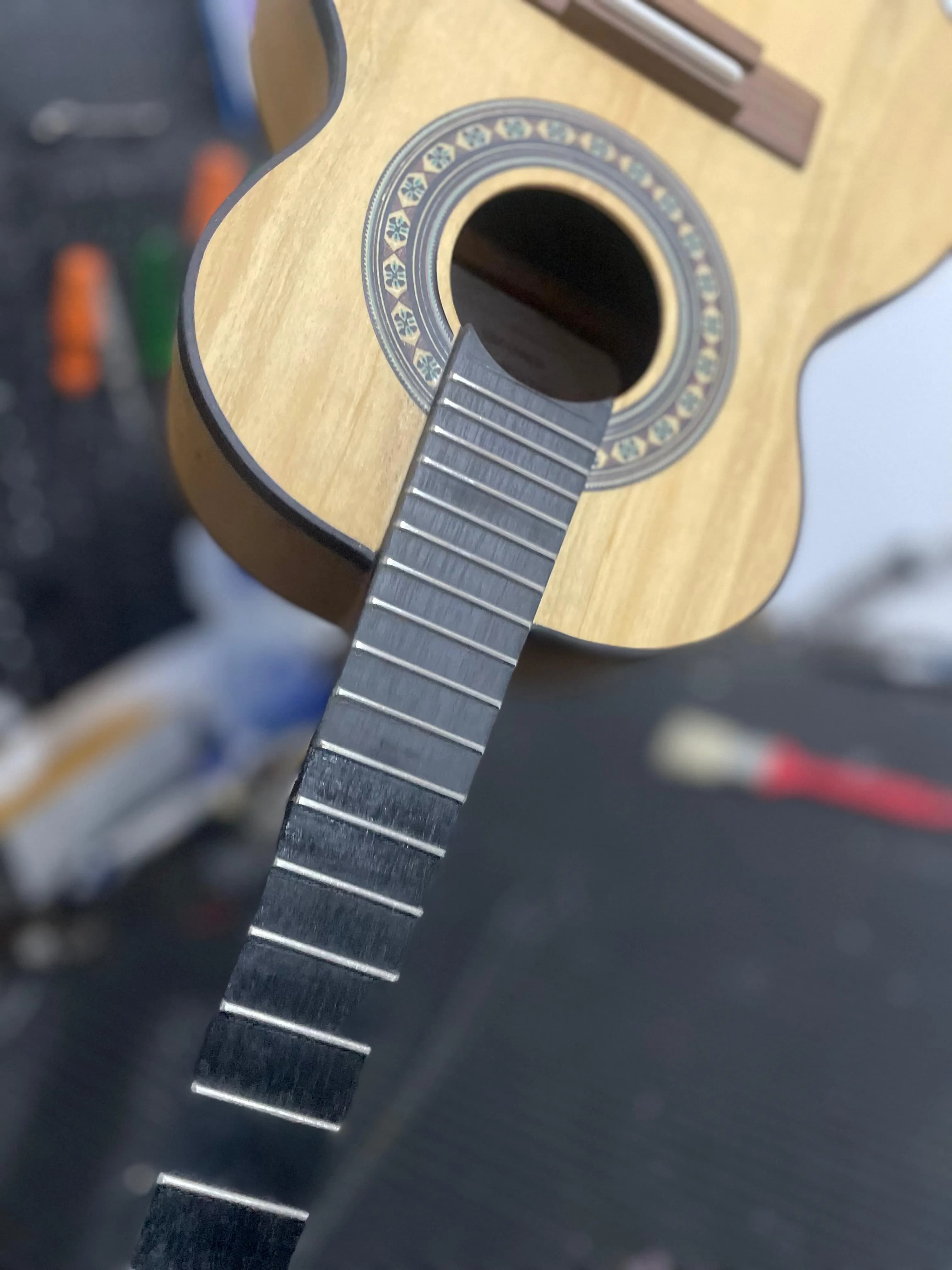 Nivelamento de escala pelo luthier